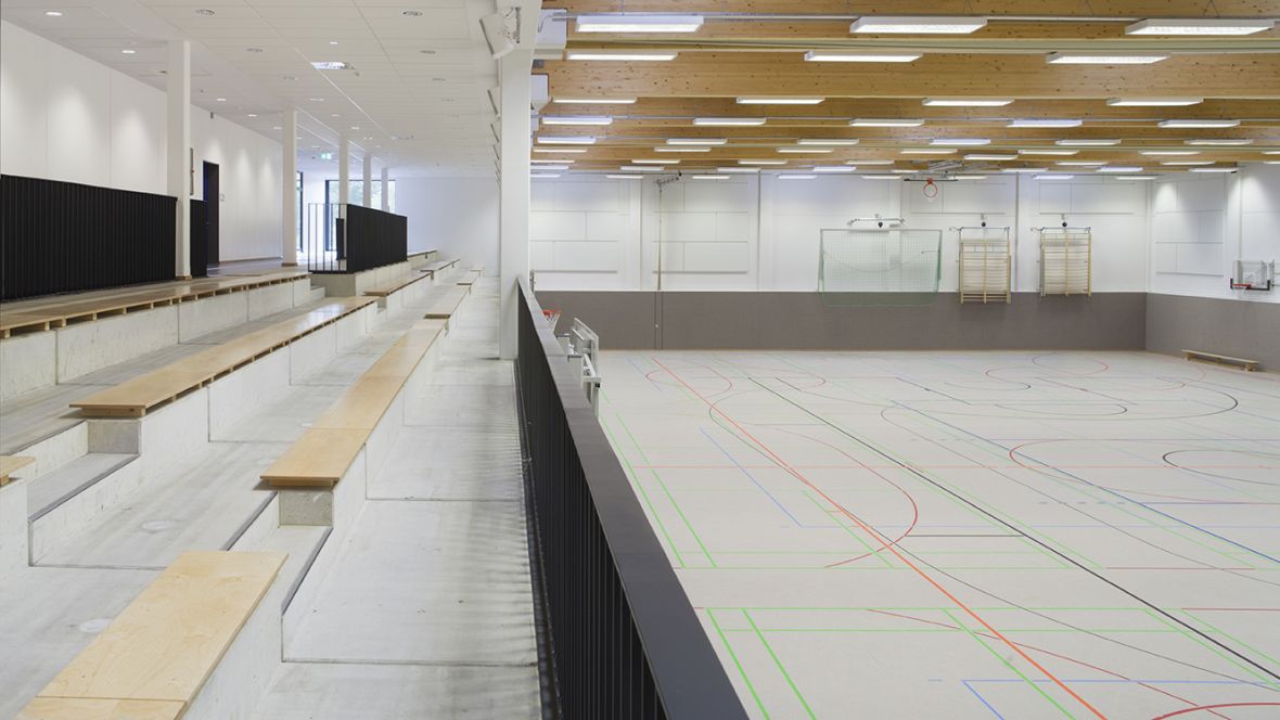 Sporthalle der Leonore-Goldschmidt-Schule Hannover Blick von der Tribüne auf das Spielfeld – Forbo Marmoleum Sport